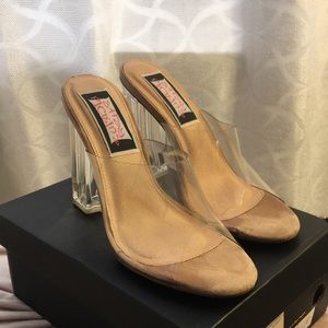 Fashionable clear sandal pump. Great for a night out on the town!